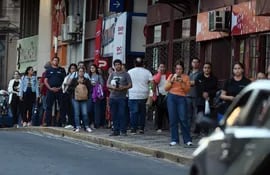 Reguladas en paradas de buses en el microcentro de Asunción. (Archivo).