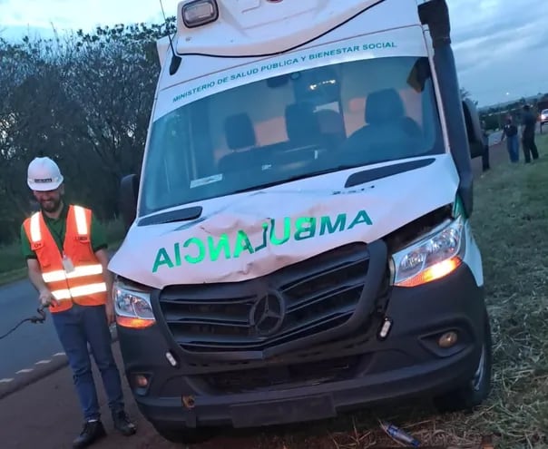 La ambulancia quedó con daños materiales tras el accidente fatal.