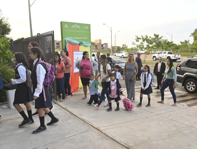 Niños y niñas llegan para su primer día de clases en la Escuela San Francisco.