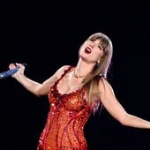 Taylor Swift en el Paris La Defense Arena en la marco de su gira The Eras Tour.