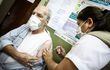 Personas reciben una dosis de una vacuna contra la COVID-19, la Influenza o el Neumo 23,en un centro de vacunación de la XVIII Región Sanitaria en Asunción (Paraguay).