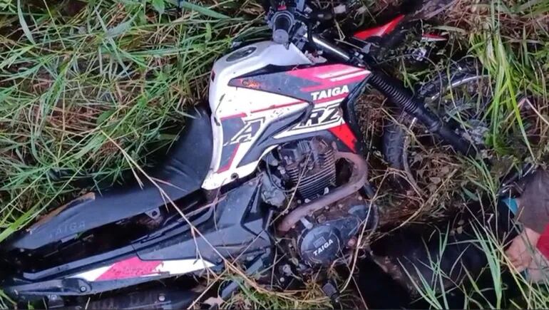 El joven cayó con su motocicleta a una cuneta luego de atropellar un bache y falleció prácticamente en el acto.