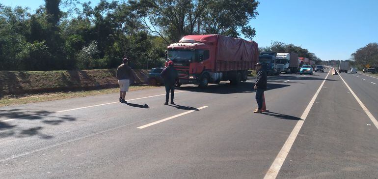 Momento en que un camión doble eje es retenido por los manifestantes de Coronel Oviedo.
