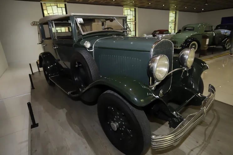 Automóvil Chrysler 1929, serie 75 custom convertible sedán, el 2 de mayo de 2024 en la ciudad de Puebla (México). El Museo del Automóvil de México expone cerca de una de decena de modelos históricos de casi un siglo de antigüedad en su nueva exposición 'Sueño Americano: los autos que hicieron historia'.