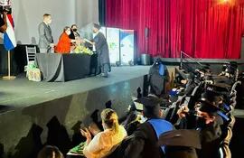 En total, 28 adultos recibieron sus títulos de graduados en “Educación  Básica” y 72 como “Bachilleres en Educación Media”.