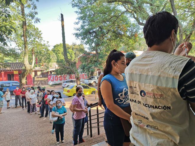 Largas filas se formaron frente a la Municipalidad de Capiatá para acceder a las vacunas contra el Covid-19.