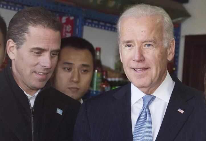 El presidenciable Joe Biden junto a su hijo Hunter Biden (i).