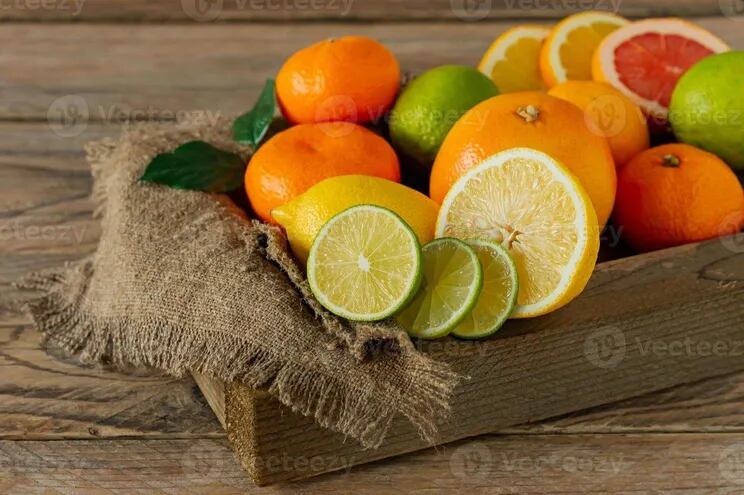 La naranja, la mandarina, el limón y el pomelo son algunos de los cítricos que fortalecen el sistema inmunológico, son fuente importante de vitaminas y minerales, y aportan muchos otros beneficios.