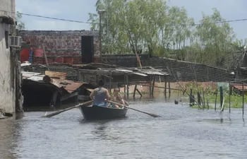 familias-del-banado-norte-dejan-sus-casas-ante-la-imparable-crecida-del-rio-paraguay--202254000000-1776645.jpg