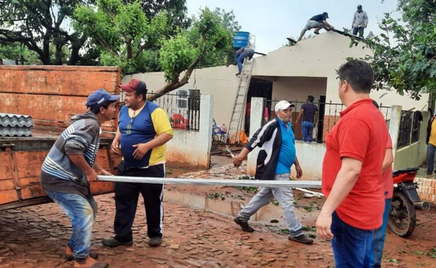 Entrega de chapas a las familias cuyas casas quedaron sin techo en Juan Eulogio Estigarribia por efecto del temporal.