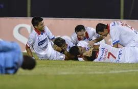 los-jugadores-de-nacional-celebran-el-gol-anotado-por-marcos-melgarejo-ante-el-zamora-por-la-fase-de-grupos-de-la-copa-libertadores-204210000000-1050092.JPG