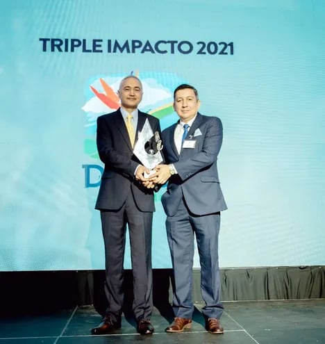 Volodymyr Mulkevych y Gilberto Ozorio recibieron el premio de ADEC por el “Triple impacto” de la empresa que dirigen.