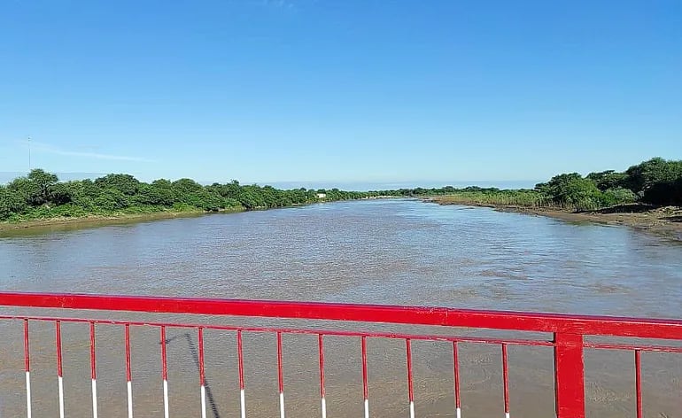 El Pilcomayo ayer (miércoles) mirando aguas arriba desde el puente Pozo Hondo-Misión La Paz. Gentileza Alberto Jaime