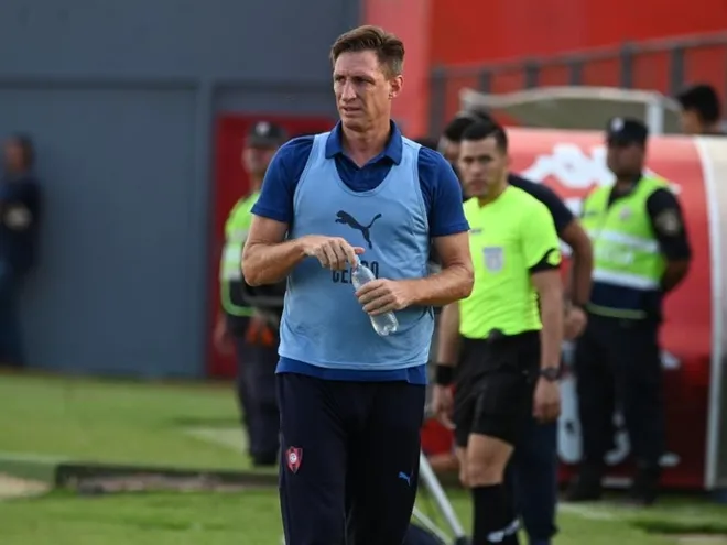 Facundo Sava, entrenador de Cerro Porteño, durante el partido contra General Caballero de Juan León Mallorquín en el Departamento de Alto Paraná por la octava jornada del torneo Apertura 2023 del fútbol paraguayo.