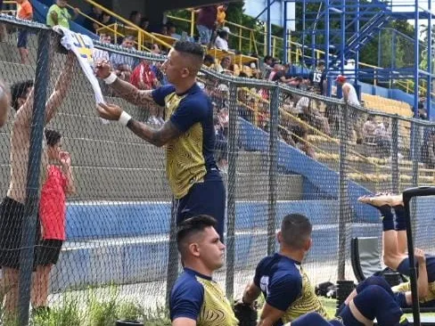 Lucas Barrios (parado) debutó en el fútbol paraguayo, seis meses después de anunciar el retiro, vistiendo la camiseta de Sportivo Trinidense.