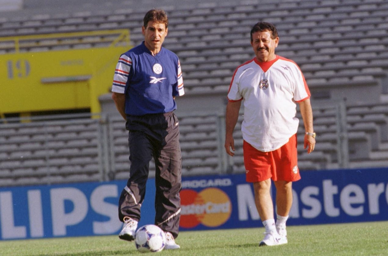Paulo César Carpegiani junto a Rodolfo Alarcón, por muchos años el jefe de utilería de la selección paraguaya.