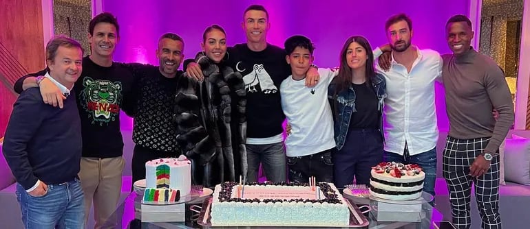 Cristiano Ronaldo junto a su esposa Georgina Rodríguez, su hijo Cristiano Junior y varios amigos que celebraron con el astro portugués su cumpleaños número 38.