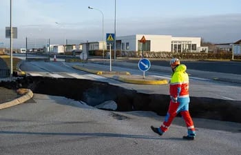 Una grieta, causada por terremotos, en una ruta en Grindavik, Islandia.