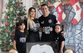 ¡Linda familia! Derlis González y Karimi Chávez con sus hijas Karimi Eliane e Isabella aguardan felices la Navidad.