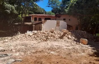 Apenas desalojaron a la familia Sopeña de su propiedad comenzaron a demoler la antigua mansión, ubicada en el cuarto barrio de Luque.
