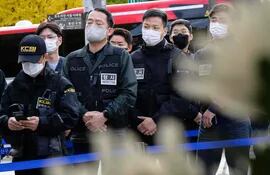 Policías durante un acto memorial para las víctimas de la tragedia del sábado en Seúl, Corea del Sur.