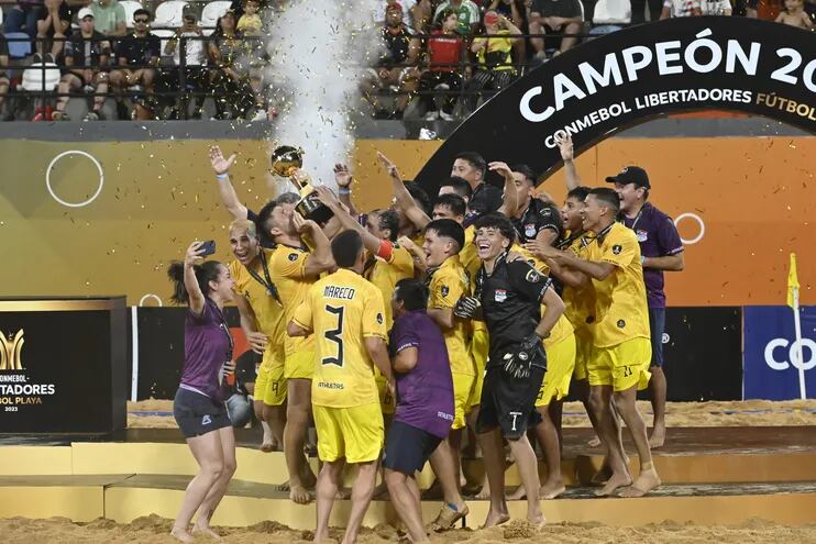 Festejo a lo grande del elenco y cuerpo técnico de San Antonio, campeón de la Copa Libertadores de fútbol playa edición 2023.