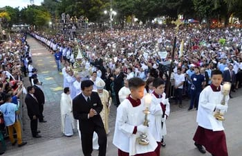 El 8 de diciembre de 2019, una multitud cubrió la plaza de la Basílica de la Virgen de Caacupé. Hoy será la gran ausente. La misa de hoy será presidida por Mons. Ricardo Valenzuela.