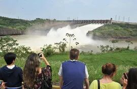 vertedero-abierto-de-la-represa-hidroelectrica-itaipu-uno-de-sus-atractivos-para-el-turismo-foto-de-archivo-05625000000-1613959.jpg