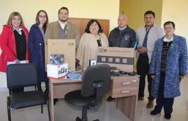 La ministra de la Niñez y Adolescencia, Teresa Martínez, entregó a autoridades municipales de San Roque González, equipo informáticos y mobiliarios para Codeni.