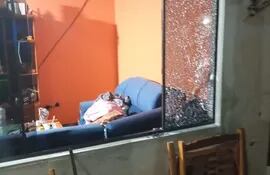 Rastros de los disparos que impactaron en la casa de la pareja de la víctima de sicariato en Guayaibí San Pedro.