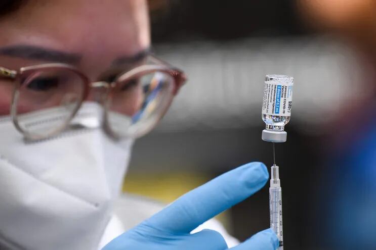 Una trabajadora de la salud prepara una dosis de la vacuna contra la covid-19 en una clínica móvil en Los Ángeles, California.