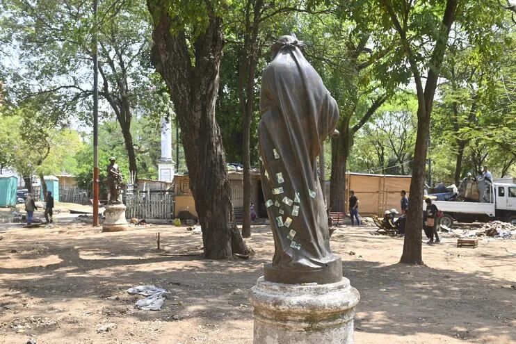 En la medida en que se mudan los ocupantes, se va notando el pésimo estado de la Plaza Independencia. Una estatua parisina, derruida, está llena de stickers. Otra quedó sin brazo.