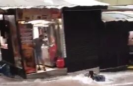 El fuerte raudal arrastró a una joven sobre la avenida Adrián Jara, en el microcentro de Ciudad del Este. / Captura de video