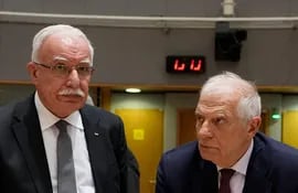 El ministro de Exteriores palestino Riyad al-Maliki (i) y el jefe de la diplomacia europea, Josep Borrell.
