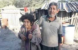 Domingo Rodríguez y María Mieres frente a la choza de postes de palma que habitan en la comunidad de San Carlos. Sus vecinos piden que se los ayude a mejorar sus condiciones de vida.