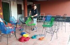 Marcos Morínigo, hizo de su casa el taller en donde prepara los sillones más novedosos del mercado.