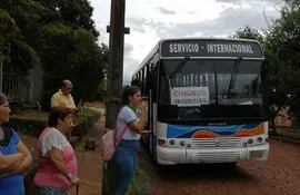 El sistema de transporte gratuito “Che bus universitario” comenzó a operar desde este lunes pasado. Es gratuito para estudiantes secundarios y universitarios. No requiere inscripción ni registro previo.