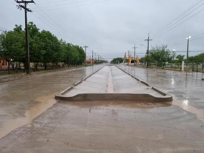 Las lluvias se produjeron en parte del Chaco Central. En la foto se observa el pavimento próximo a inaugurarse frente a la Gobernación de Boquerón.