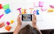 Cada vez más adolescentes e incluso niños hacen uso de la red social Tik Tok; no sólo para ver los videos sino también para imitarlos y posteriormente postearlos.