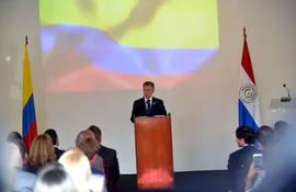 el-presidente-de-colombia-juan-manuel-santo-durante-su-discurso-sin-ayuda-memoria-en-el-nuevo-local-de-la-embajada-de-ese-pais-ante-autoridades-y-212018000000-1578455.jpg