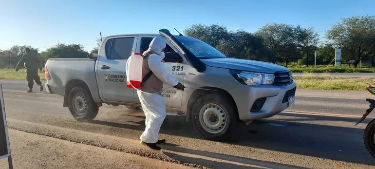 Desinfección de vehículos en una barrera sanitaria del Chaco, en uno de los perifocos de la gripe aviar.