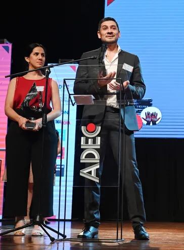Beatriz Vierci y Juan Pane, del Centro de Desarrollo Sostenible (CDS), recibieron el premio de la categoría Mipymes, que ADEC incorporó este año en su nómina de premiación.