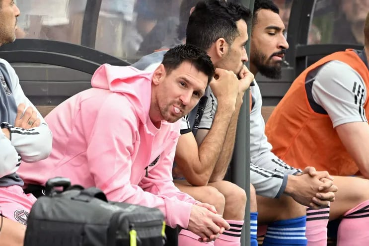 Lionel Messi en el banco de suplentes durante el partido amistoso entre Inter Miami y la selección de Hong Kong.