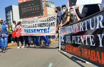 Los manifestantes exigen la reapertura total del Puente de la Amistad.
