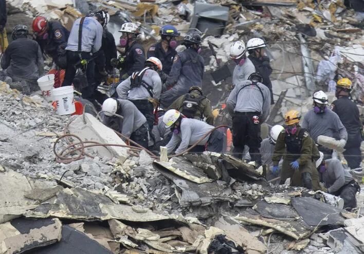 Rescatistas siguen buscando sobrevivientes entre los escombros del edificio Champlain Towers South, en Surfside, este martes.