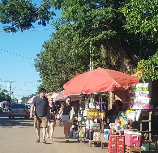 Numerosas personas acuden a realizar compras en Nanawa debido a los bajos precios.