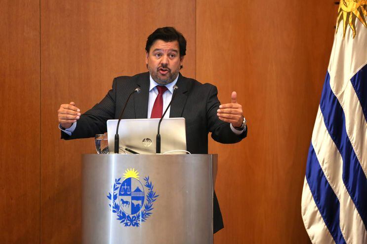El ministro de Ambiente de Uruguay, Adrián Peña, habla en la presentación de la primera Estrategia Climática de Largo Plazo.
