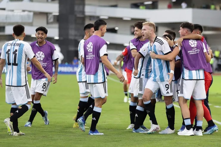Jugadores de Argentina celebran al vencer a Brasil hoy, en un partido del Torneo Preolímpico Sudamericano Sub-23 en el estadio Nacional Brígido Iriarte en Caracas (Venezuela).
