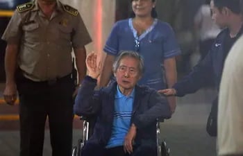 El expresidente peruano Alberto Fujimori (c).