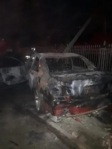 El vehículo se incendió tras el choque contra la columna de la Ande.